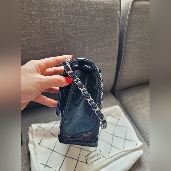 Navy patent medium Chanel flap - Picture 16 of 16